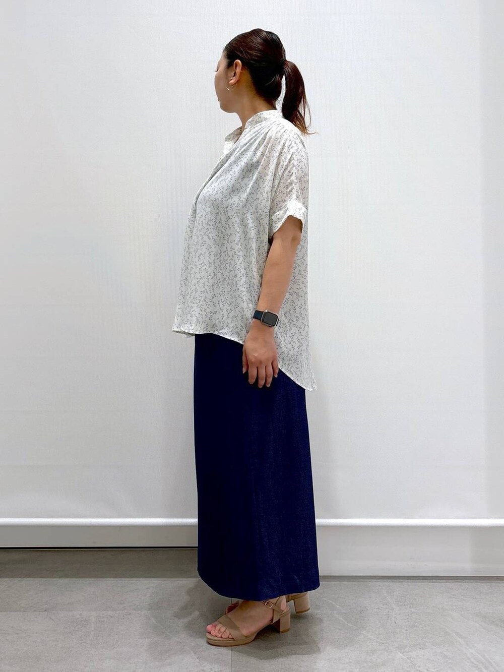 ホワイト系のシャツ/ブラウス、ベージュ系のサンダル、ブルー系のデニムスカートを着用したレディースの夏コーディネートの3枚目の写真