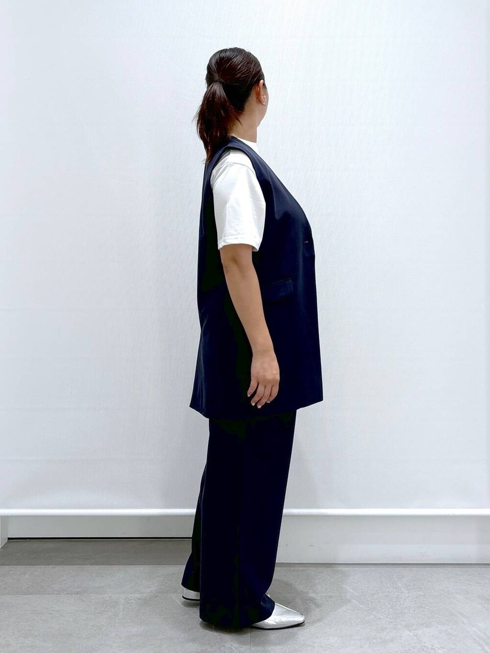 ホワイト系のTシャツ/カットソー、ブルー系のその他パンツ、ブルー系のベストを着用したレディースの夏コーディネートの4枚目の写真