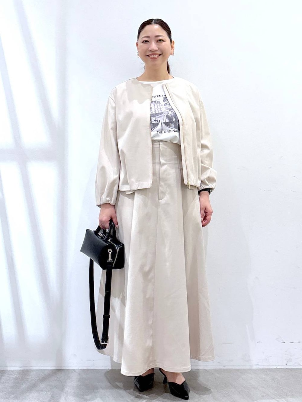 「着痩せ、スカート、ハンドバッグ、パンプス、セットアップ、着痩せ・細見え、体型カバー、ブルゾン、ベーシック/シンプル、ママコーデ、楽ちんコーデ、春コーデ、骨格ナチュラル、きれいめ、カジュアル」｜「Eluraのリネン混フレアスカート／316568（スカート、ベージュ系）」を使った、はつなさん（レディース・158cm）の春コーディネートの2枚目の写真
