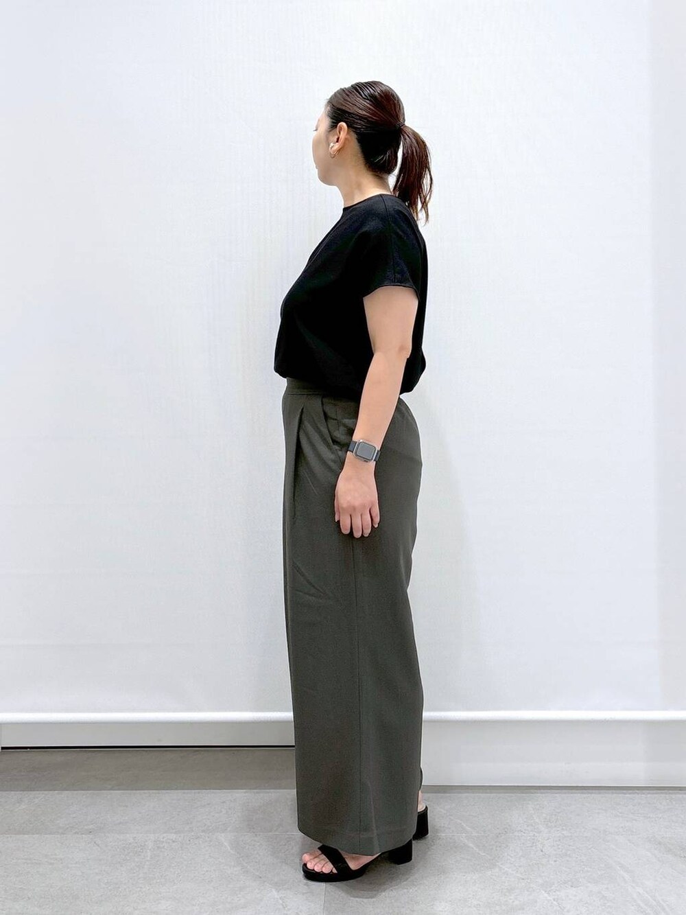 ブラック系のシャツ/ブラウス、グリーン系のその他パンツ、グリーン系のその他パンツを着用したレディースの夏コーディネートの3枚目の写真