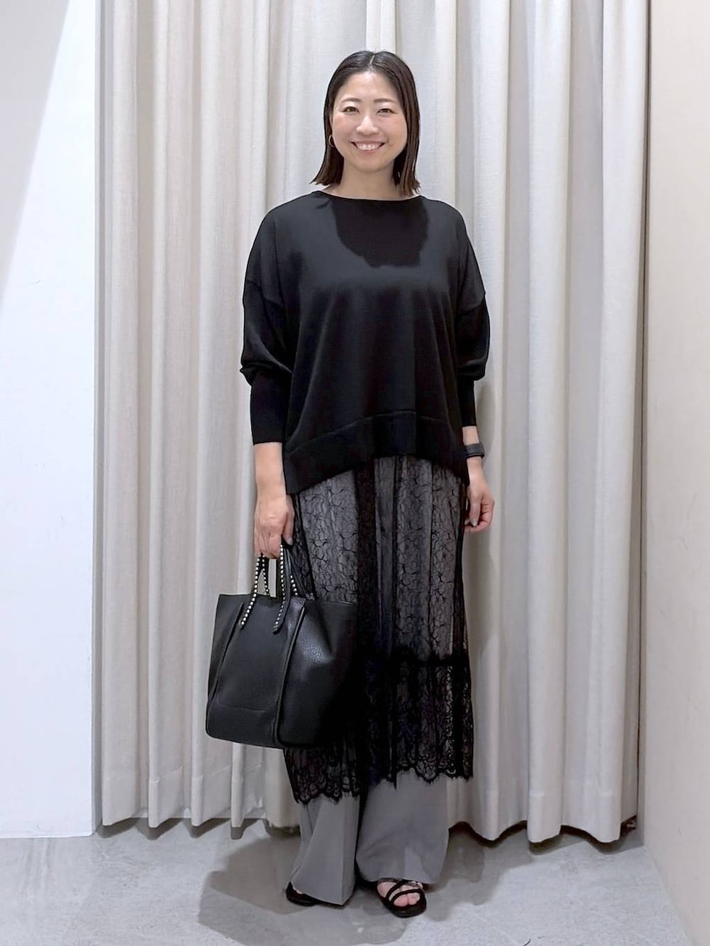 グレー系のその他パンツ、ブラック系のニット/セーター、ブラック系のワンピースを着用したレディースの夏コーディネートの2枚目の写真