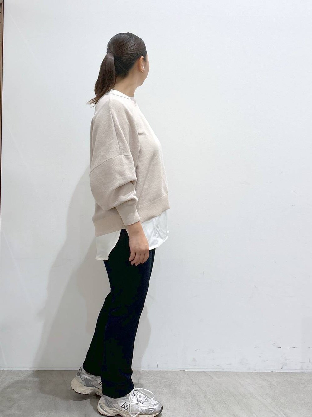 ブルー系のその他パンツ、ブルー系のその他パンツ、ブラック系のバックパック/リュックを着用したレディースの秋コーディネートの5枚目の写真