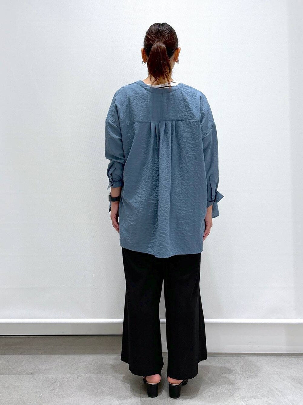 ブラック系のTシャツ/カットソー、ブルー系のシャツ/ブラウス、ブラック系のその他パンツを着用したレディースの夏コーディネートの4枚目の写真