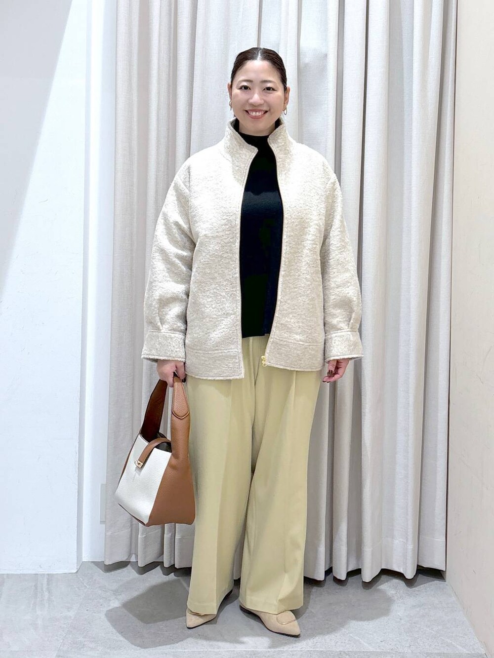 イエロー系のその他パンツ、イエロー系のその他パンツ、ベージュ系のパンプスを着用したレディースの秋コーディネートの2枚目の写真