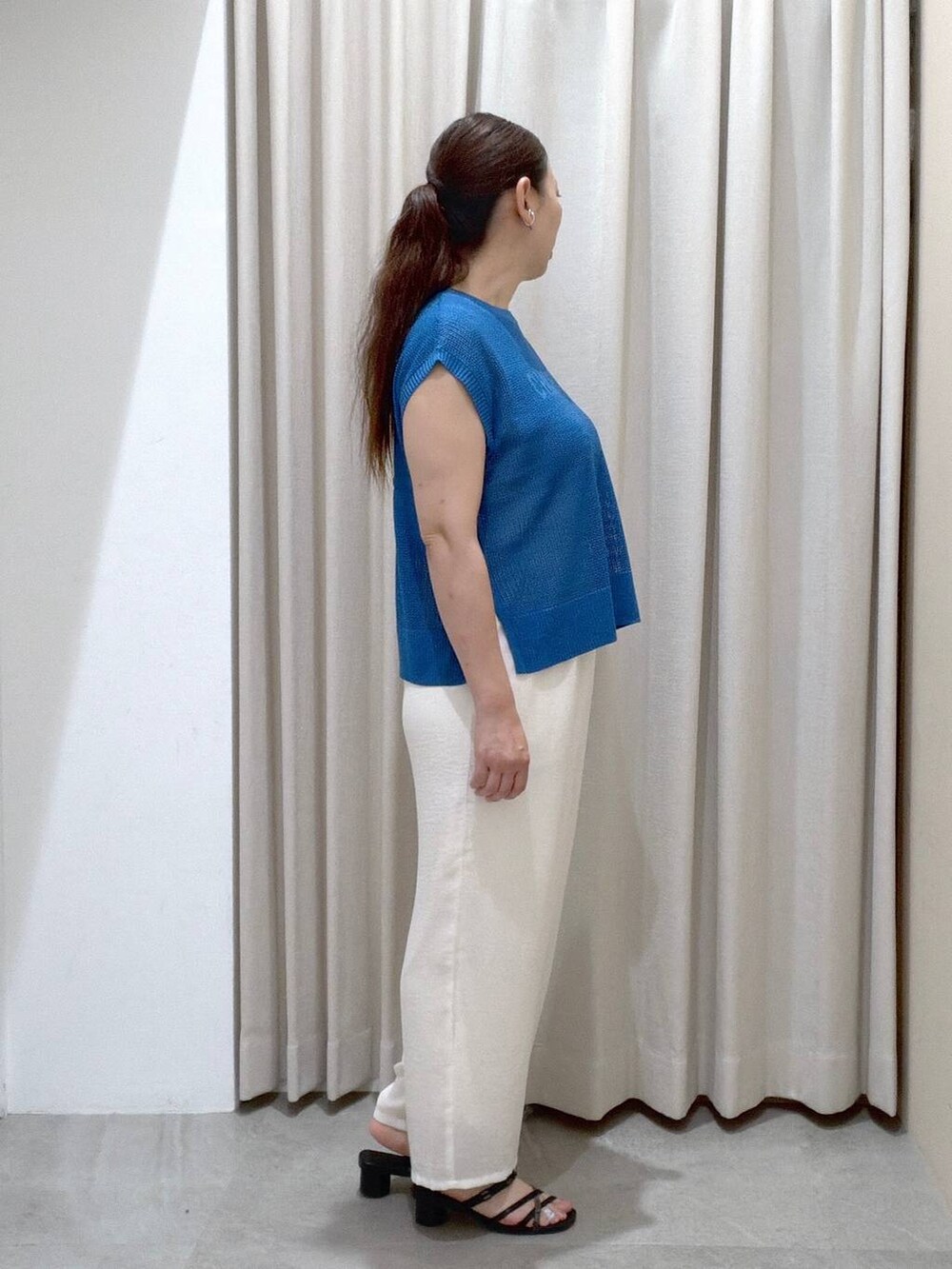 ホワイト系のその他パンツ、ブラック系のサンダル、ブラック系のかごバッグを着用したレディースの夏コーディネートの3枚目の写真