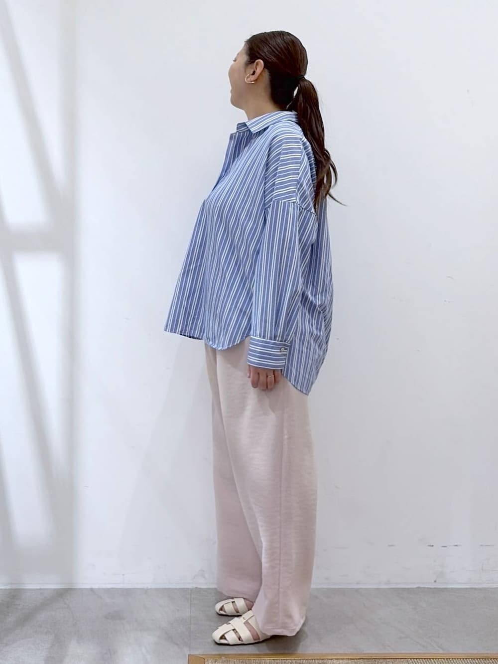 ホワイト系のTシャツ/カットソー、ホワイト系のトートバッグ、ピンク系のその他パンツを着用したレディースの春コーディネートの3枚目の写真