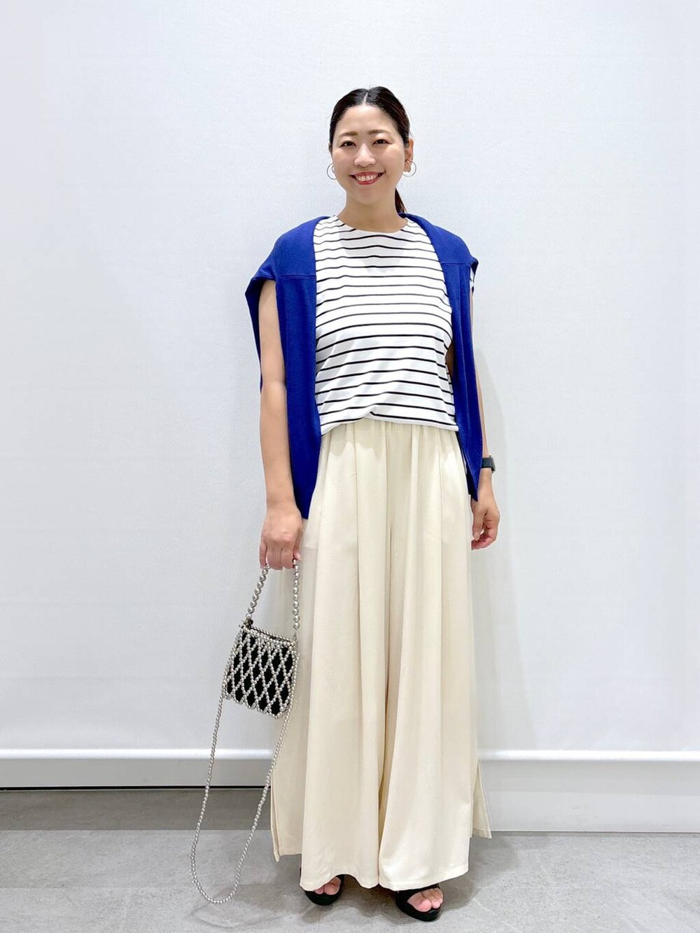 ブラック系のTシャツ/カットソー、ホワイト系のその他パンツ、シルバー系のショルダーバッグを着用したレディースの夏コーディネートの2枚目の写真