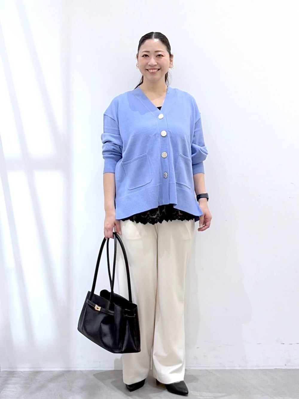 ホワイト系のその他パンツ、ブラック系のタンクトップ、ブラック系のハンドバッグを着用したレディースの春コーディネートの2枚目の写真