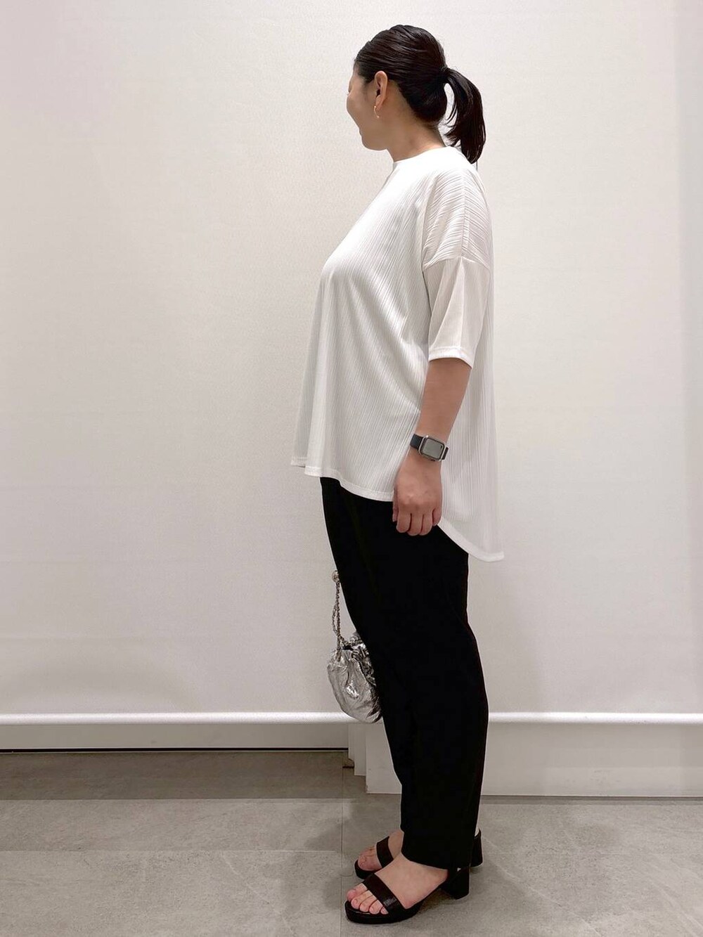 ブラック系のその他パンツ、ホワイト系のTシャツ/カットソー、ブラック系のサンダルを着用したレディースの夏コーディネートの3枚目の写真