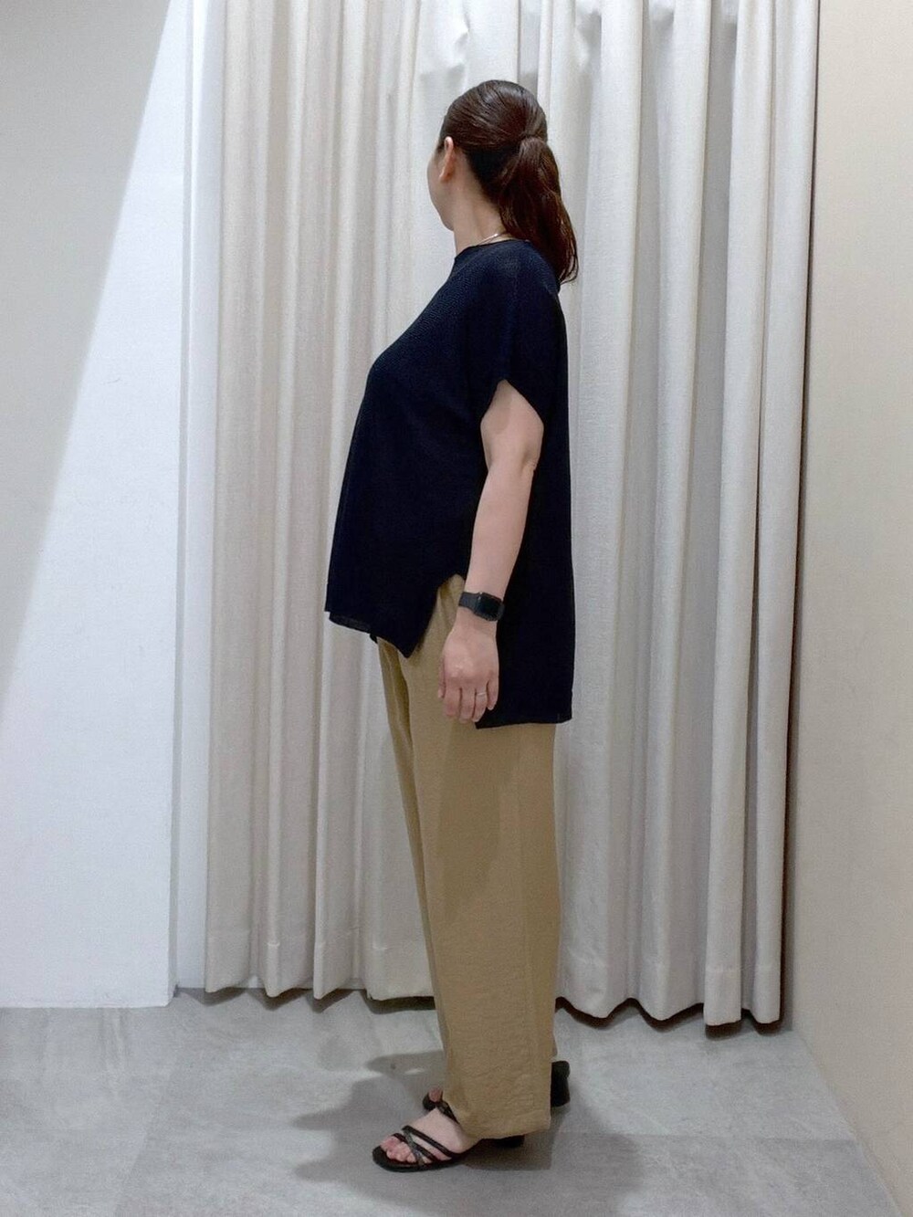 ブラック系のサンダル、ベージュ系のその他パンツ、ブラック系のかごバッグを着用したレディースの夏コーディネートの5枚目の写真