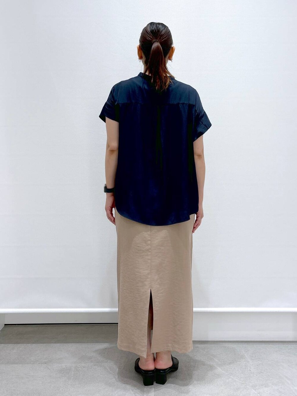 ブルー系のシャツ/ブラウス、ベージュ系のスカート、ブラック系のサンダルを着用したレディースの夏コーディネートの4枚目の写真