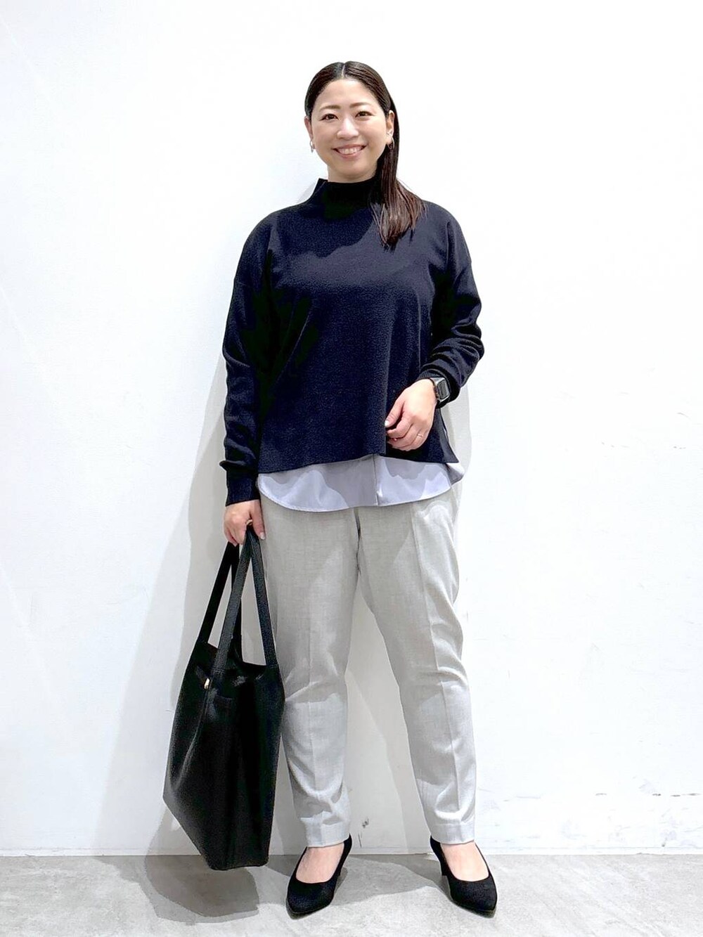 グレー系のその他パンツ、グレー系のその他パンツ、ブラック系のトートバッグを着用したレディースの冬コーディネートの2枚目の写真