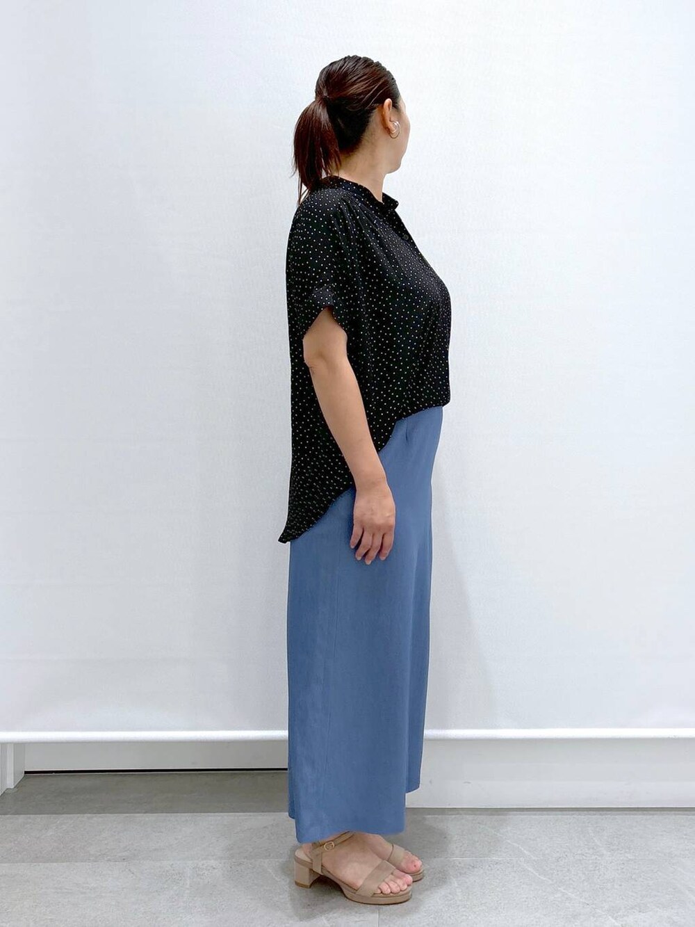 ホワイト系のトートバッグ、ブラック系のシャツ/ブラウス、ベージュ系のサンダルを着用したレディースの夏コーディネートの6枚目の写真