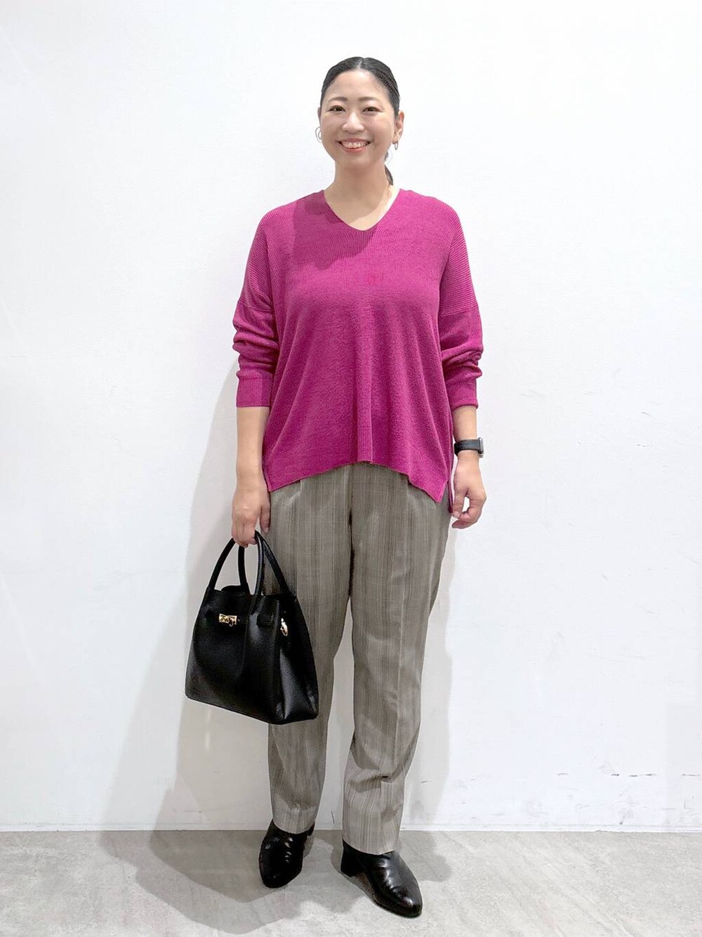 ピンク系のニット/セーター、ブラウン系のその他パンツ、ブラウン系のその他パンツを着用したレディースの秋コーディネートの2枚目の写真