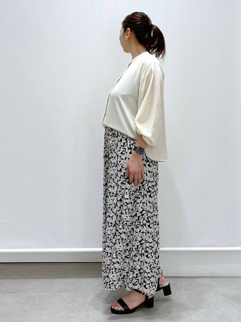 ブラック系のトートバッグ、ブラック系のその他パンツ、ブラック系のサンダルを着用したレディースの夏コーディネートの3枚目の写真