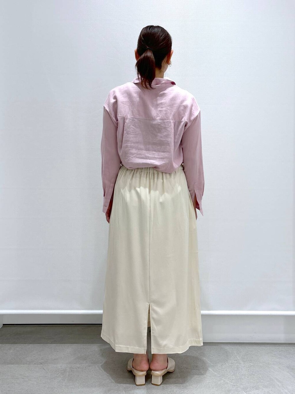 ピンク系のシャツ/ブラウス、ホワイト系のサンダル、ホワイト系のハンドバッグを着用したレディースの春コーディネートの4枚目の写真