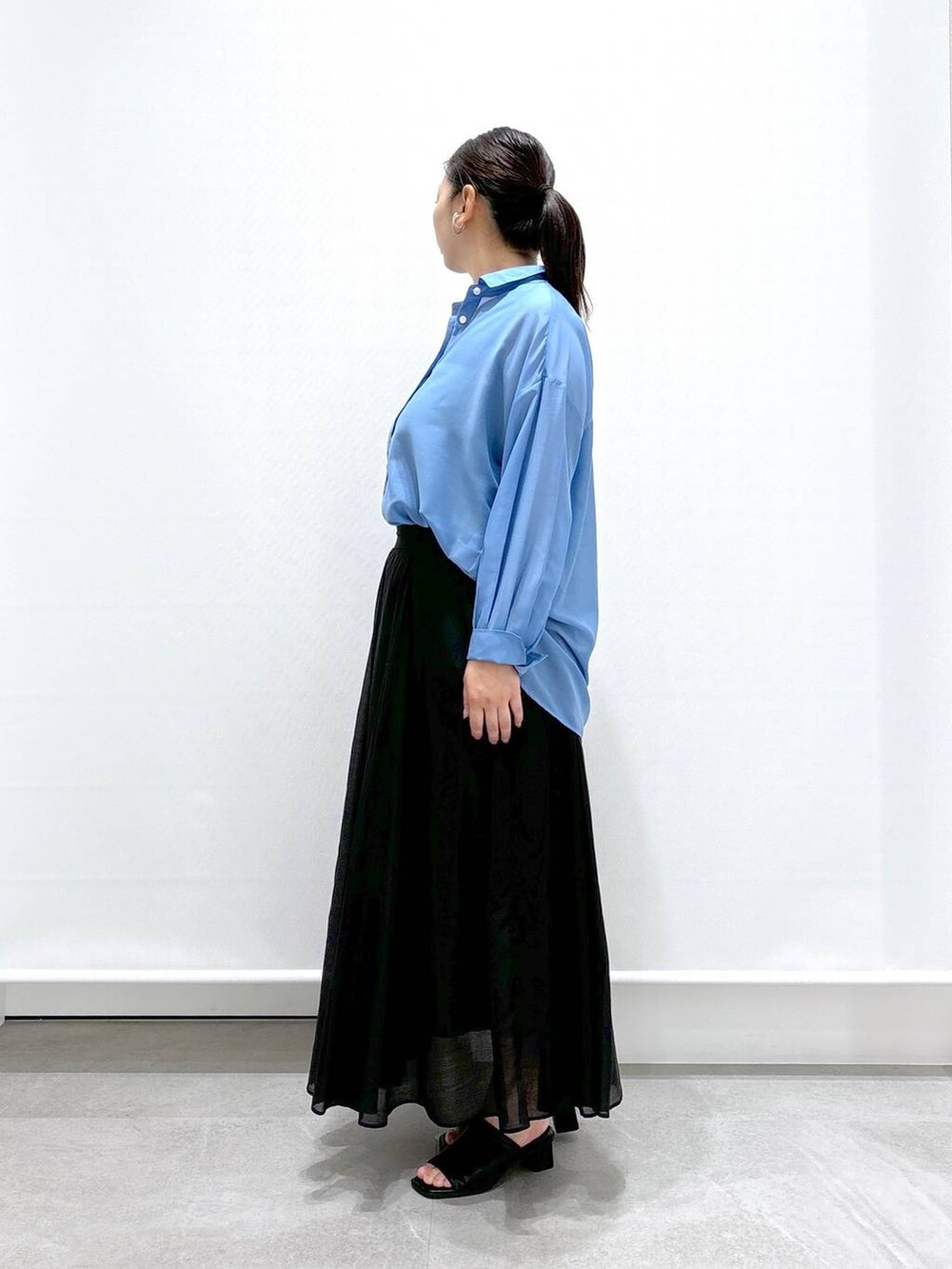 ブラック系のサンダル、ブラック系のショルダーバッグ、ブラック系のスカートを着用したレディースの夏コーディネートの3枚目の写真