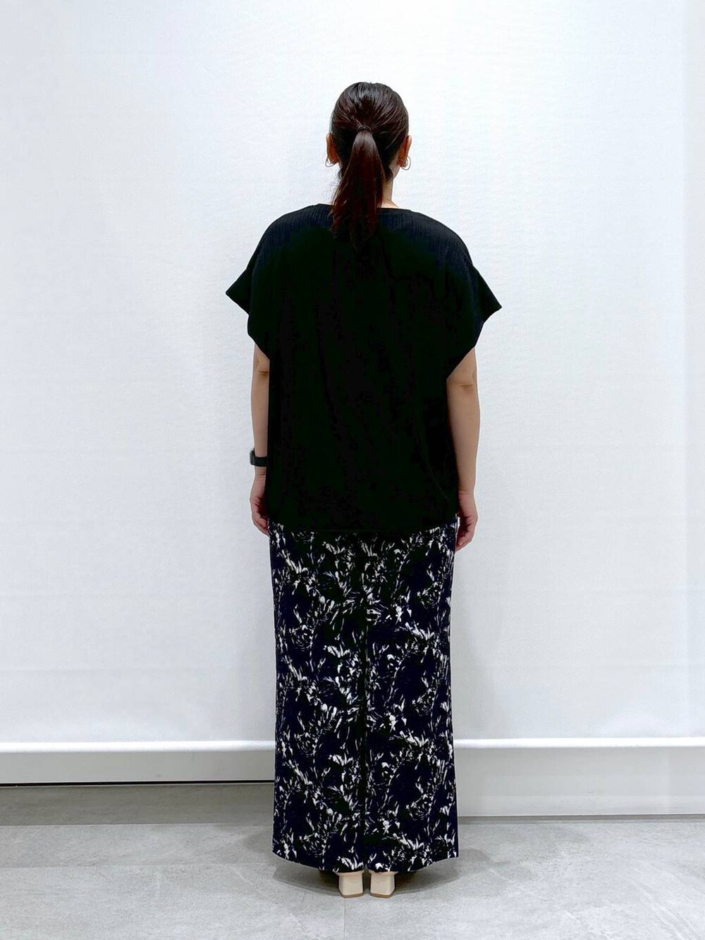 ホワイト系のサンダル、ブラック系のTシャツ/カットソー、ブルー系のその他パンツを着用したレディースの夏コーディネートの4枚目の写真