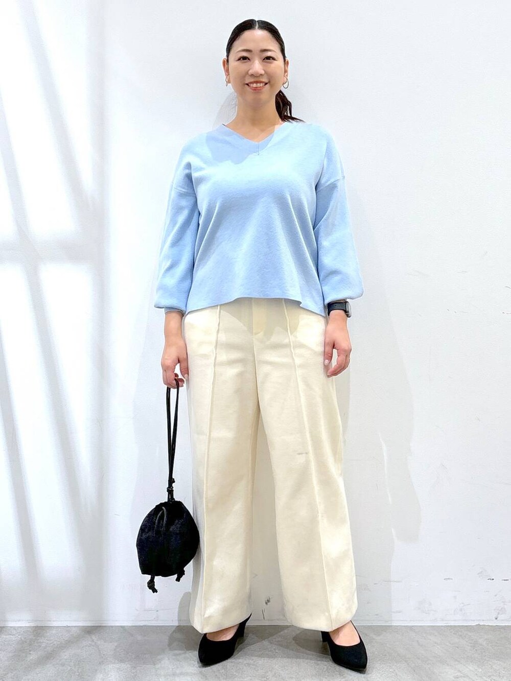 ホワイト系のその他パンツ、ホワイト系のその他パンツ、ブルー系のニット/セーターを着用したレディースの冬コーディネートの2枚目の写真