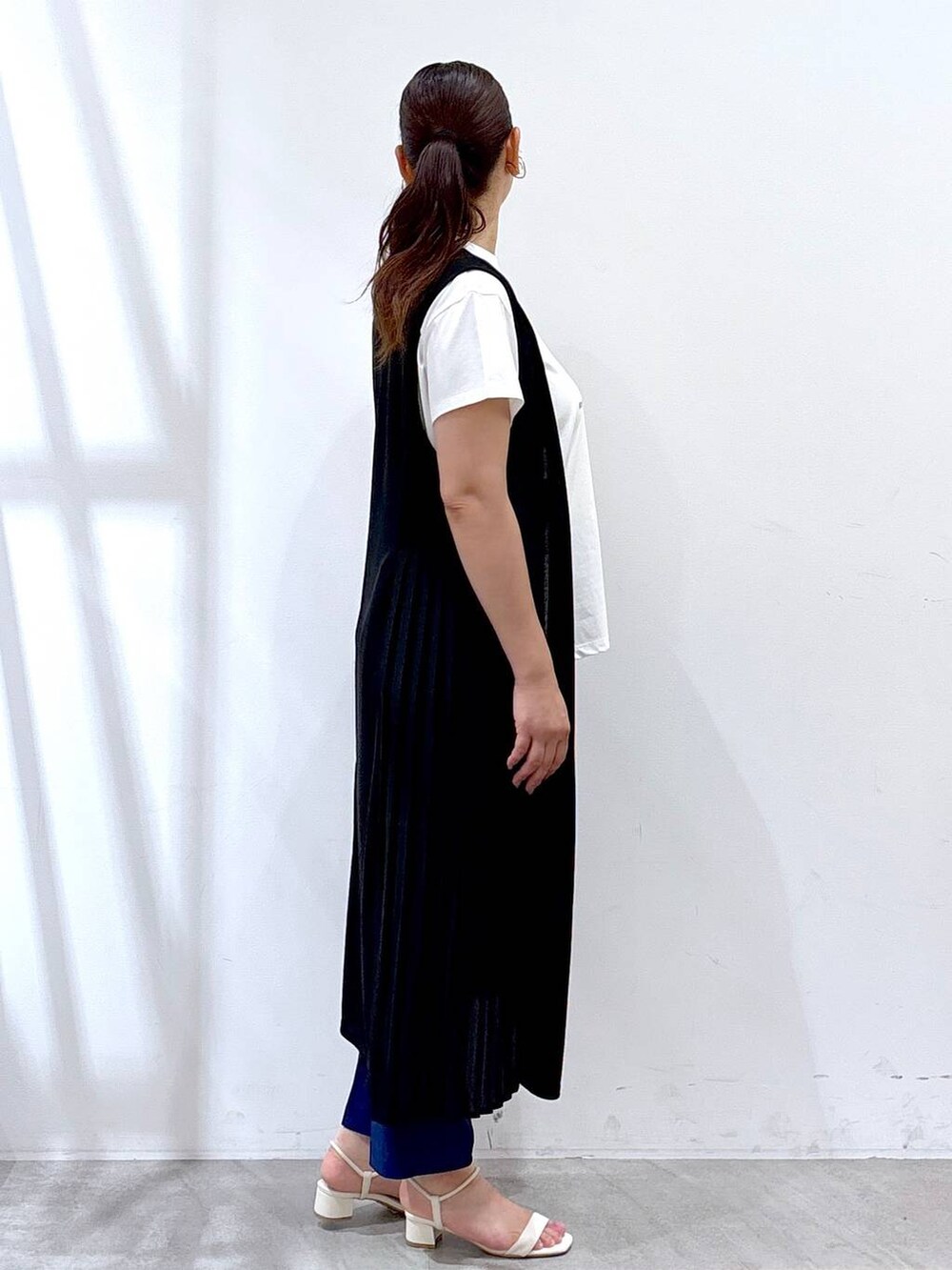 ブラック系のその他アウター、ブルー系のその他パンツ、ホワイト系のTシャツ/カットソーを着用したレディースの夏コーディネートの5枚目の写真