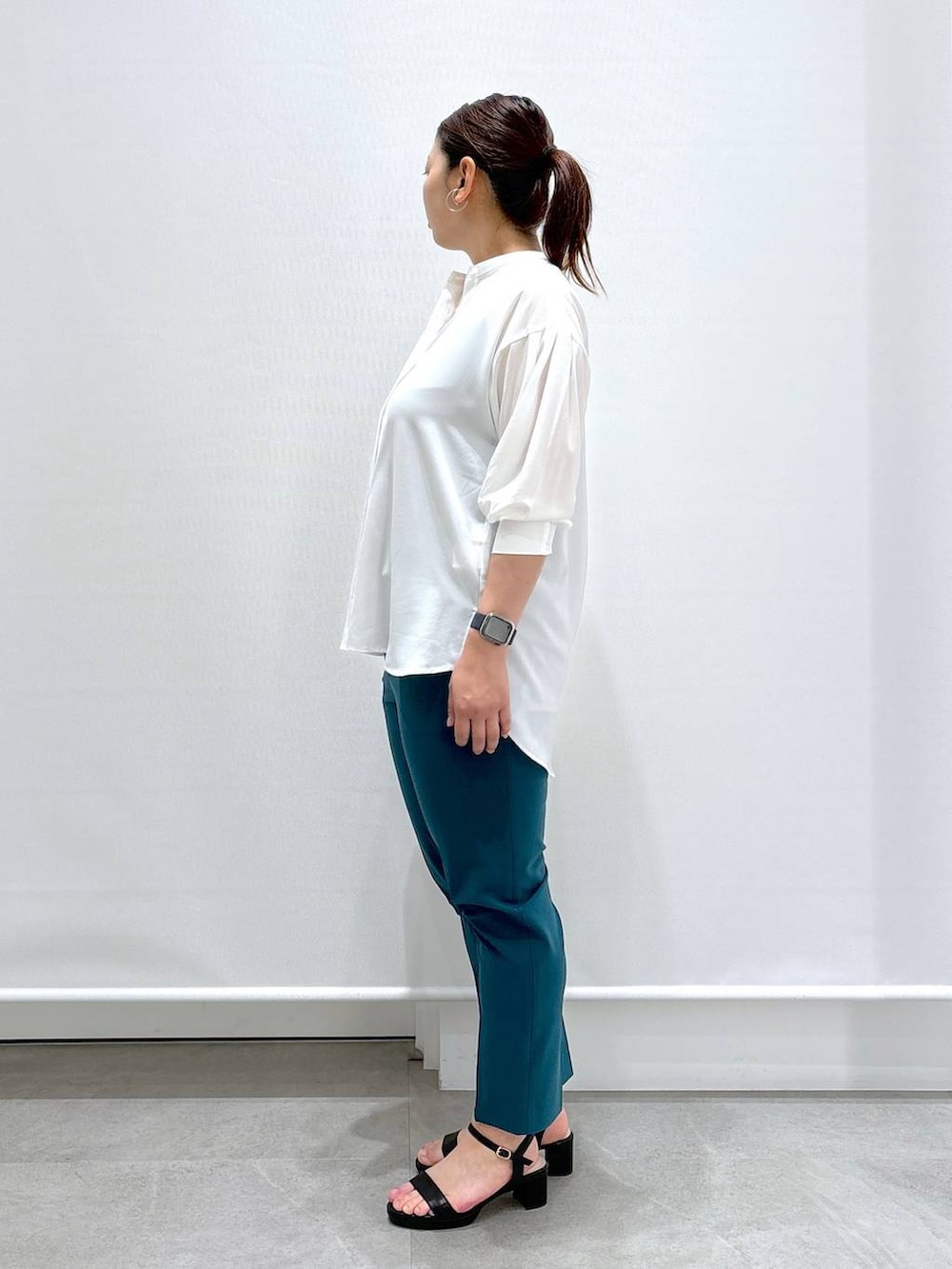 グリーン系のその他パンツ、ブラック系のハンドバッグ、グリーン系のその他パンツを着用したレディースの夏コーディネートの3枚目の写真