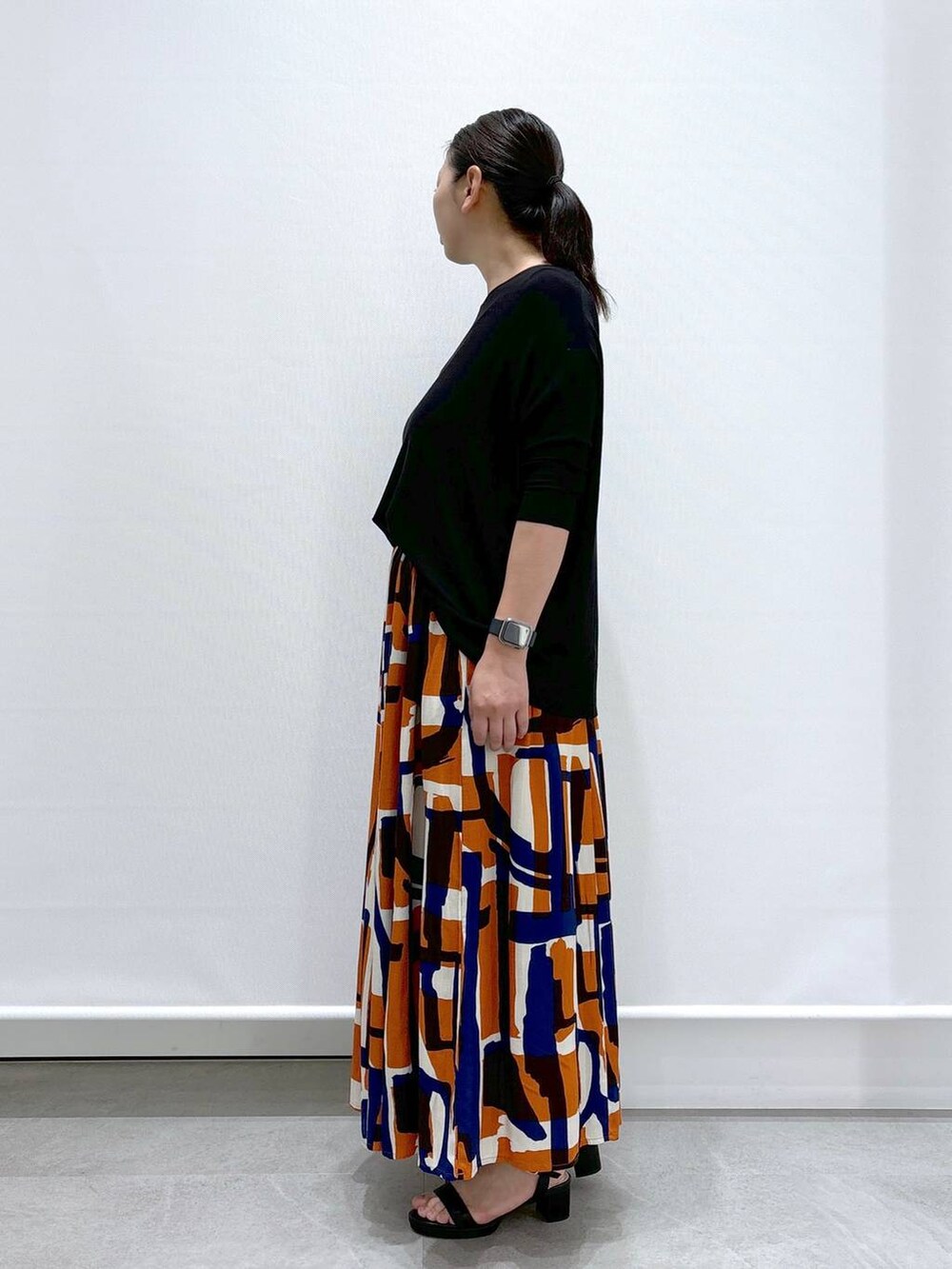 ブラック系のショルダーバッグ、ブラック系のサンダル、ブラック系のニット/セーターを着用したレディースの夏コーディネートの4枚目の写真