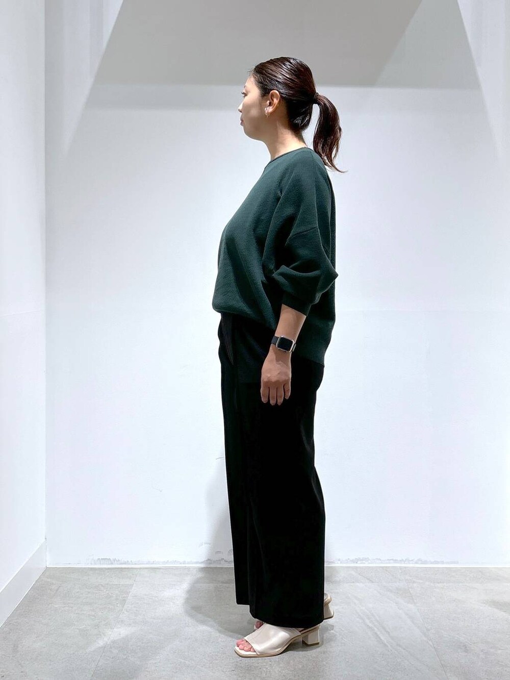 ホワイト系のサンダル、ブラック系のその他パンツ、ブラック系のその他パンツを着用したレディースの秋コーディネートの3枚目の写真