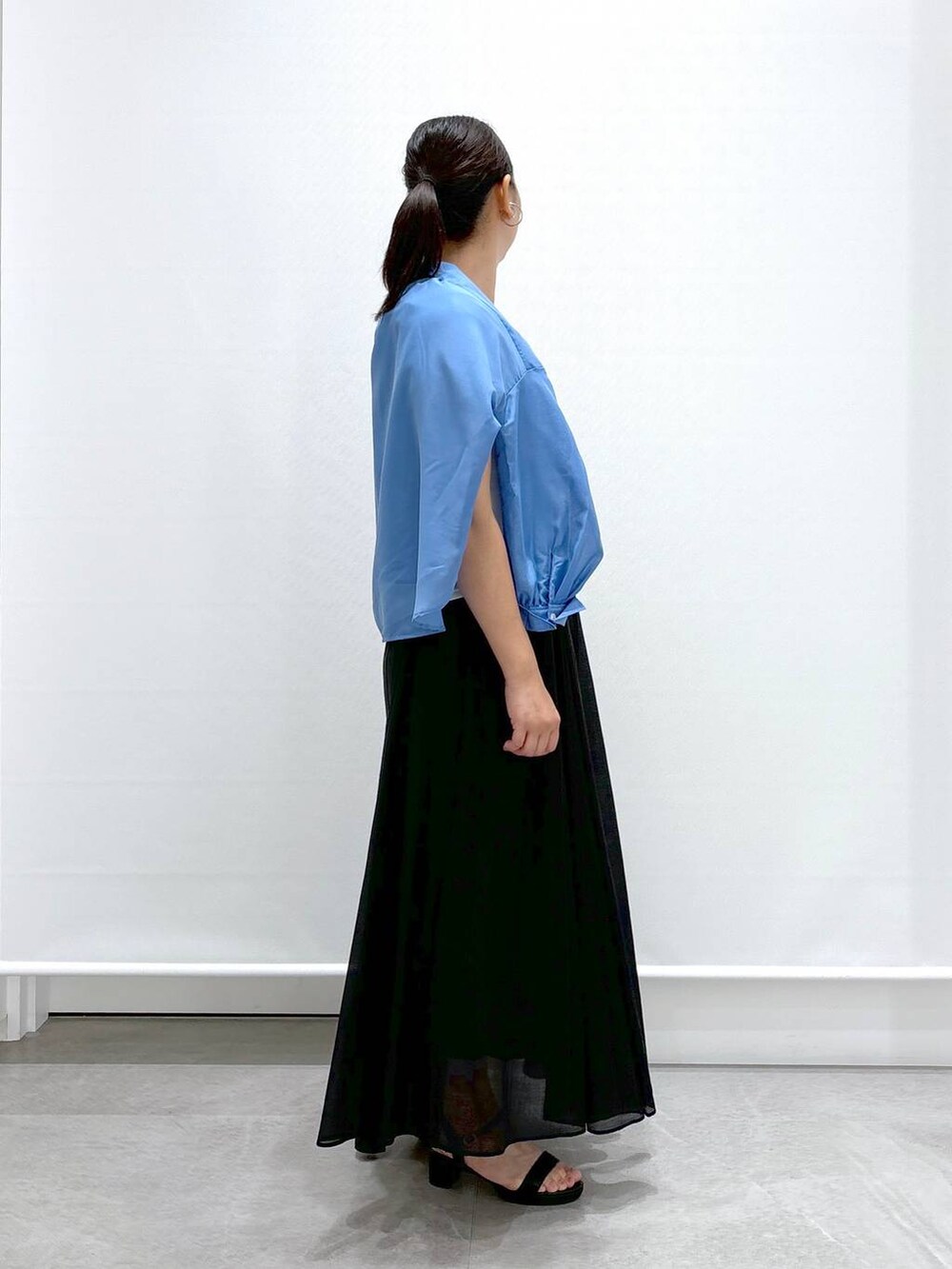 ブラック系のトートバッグ、ブラック系のサンダル、ブラック系のスカートを着用したレディースの夏コーディネートの5枚目の写真