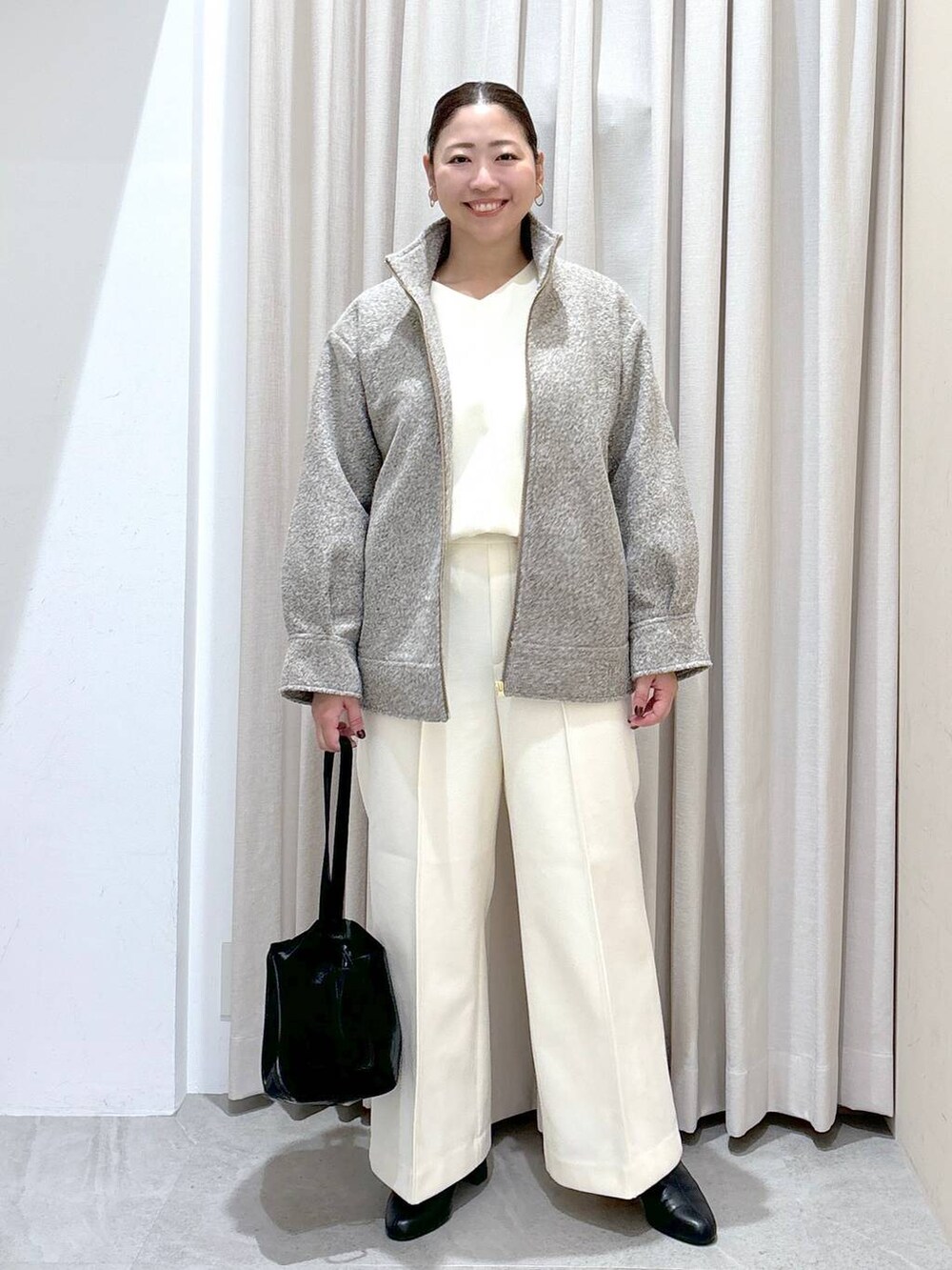 ホワイト系のその他パンツ、ホワイト系のその他パンツ、ブラック系のブーツを着用したレディースの秋コーディネートの2枚目の写真