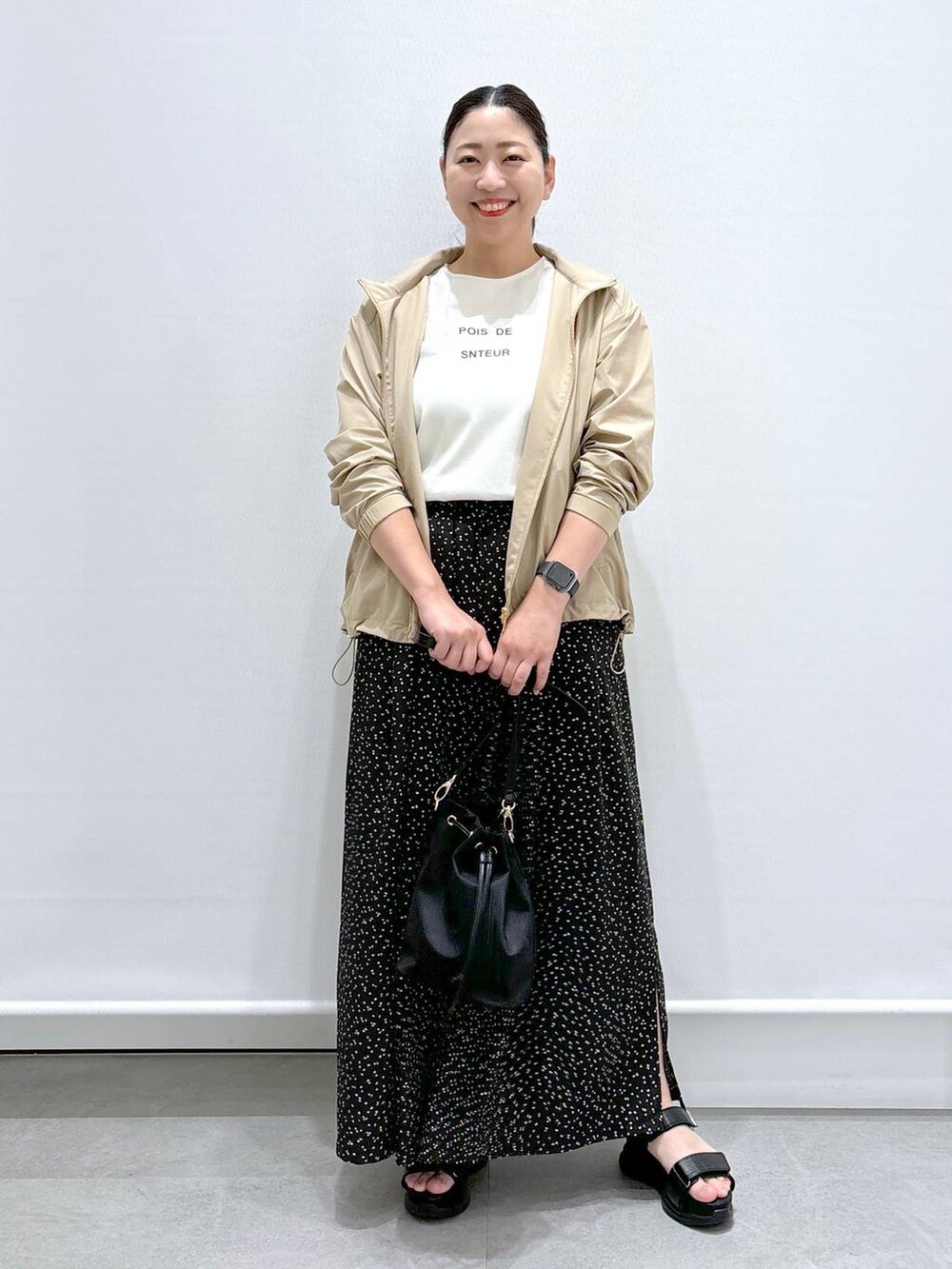 ホワイト系のTシャツ/カットソー、ブラック系のサンダル、ホワイト系のその他パンツを着用したレディースの夏コーディネートの2枚目の写真