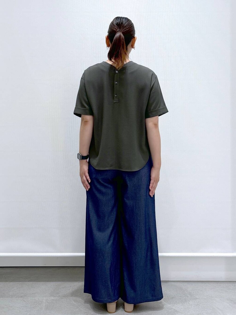 ブルー系のデニムパンツ、ベージュ系のサンダル、ブルー系のデニムパンツを着用したレディースの夏コーディネートの4枚目の写真