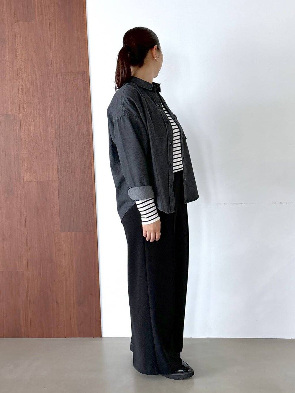 ブラック系のパンプス、ブラック系のその他パンツ、ブラック系のその他パンツを着用したレディースの夏コーディネートの5枚目の写真