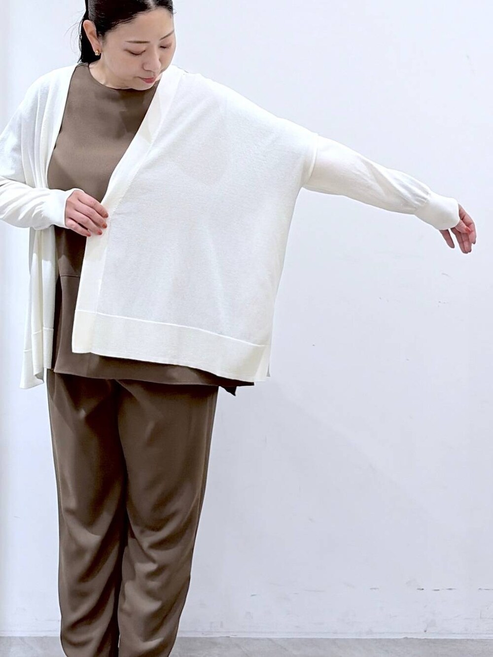 ブラック系のハンドバッグ、ブラウン系のその他パンツ、ブラウン系のシャツ/ブラウスを着用したレディースの春コーディネートの6枚目の写真