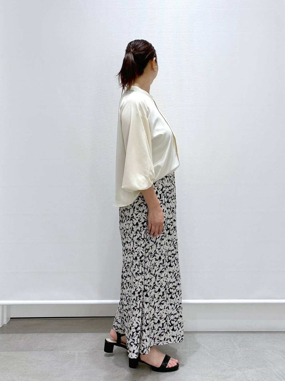 ブラック系のトートバッグ、ブラック系のその他パンツ、ブラック系のサンダルを着用したレディースの夏コーディネートの5枚目の写真