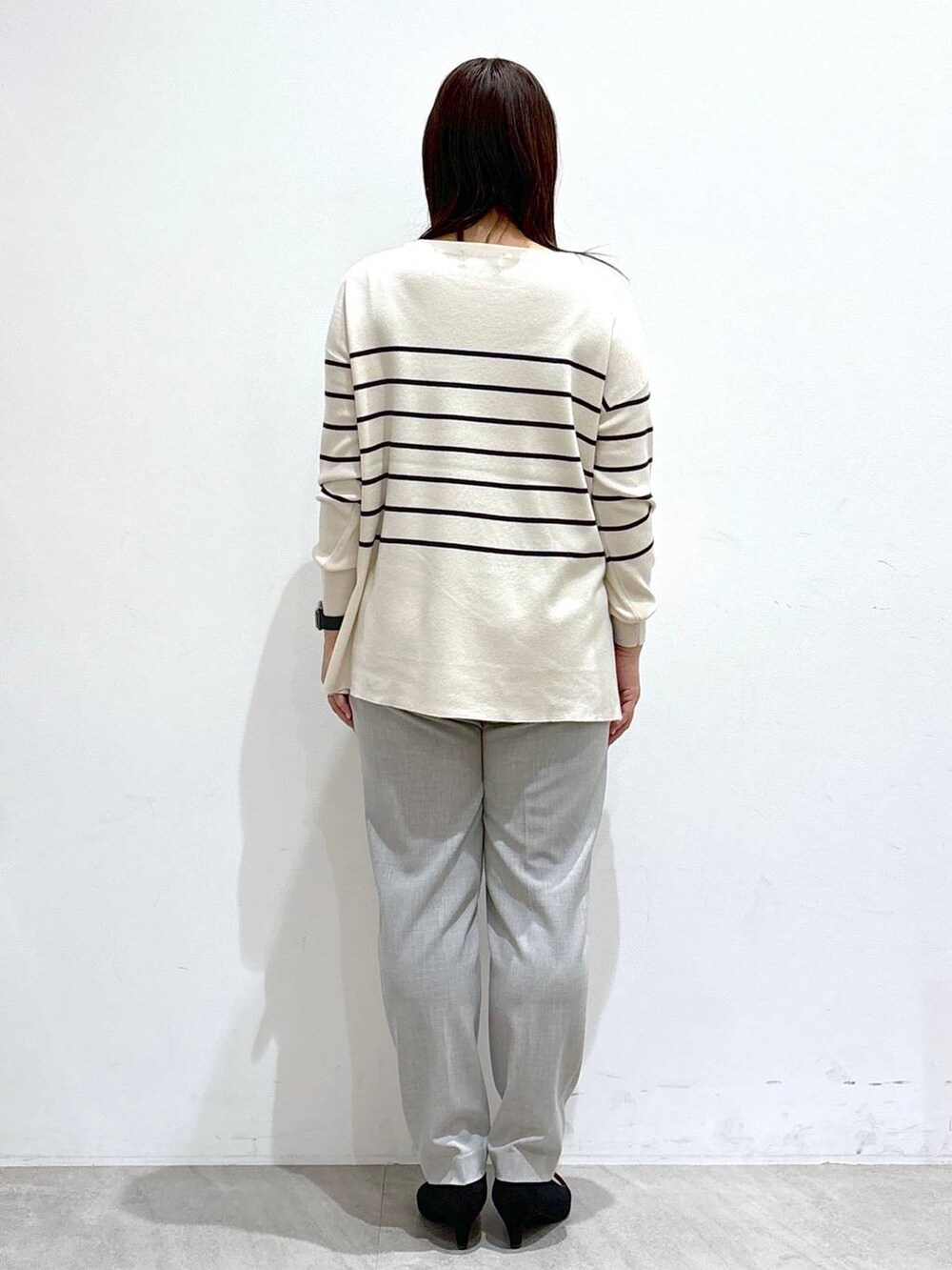 グレー系のその他パンツ、グレー系のその他パンツ、ブラック系のトートバッグを着用したレディースの冬コーディネートの4枚目の写真