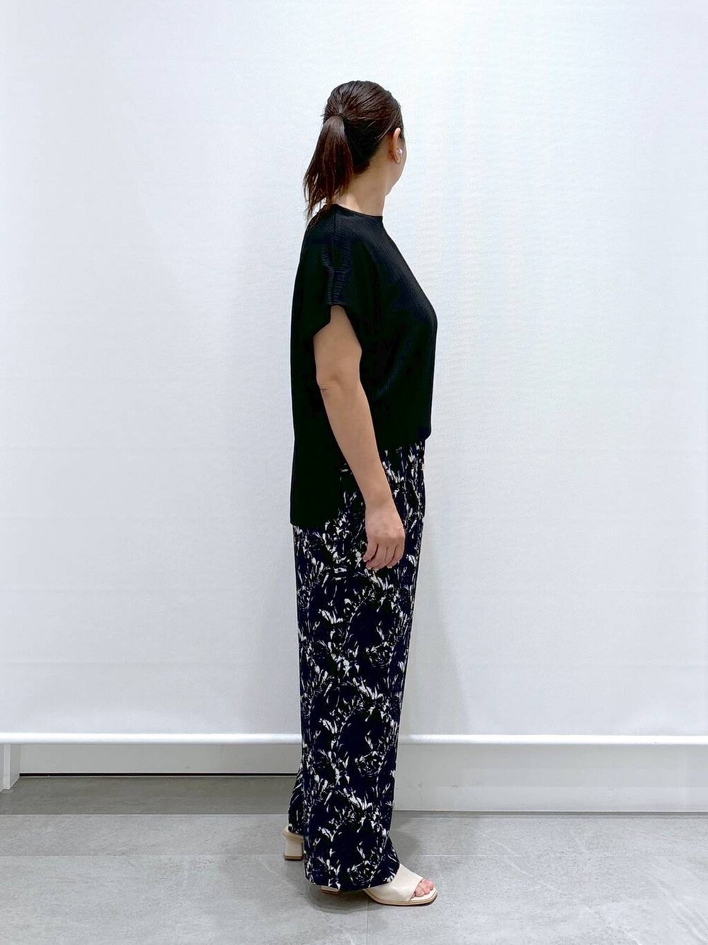 ホワイト系のサンダル、ブラック系のTシャツ/カットソー、ブルー系のその他パンツを着用したレディースの夏コーディネートの5枚目の写真