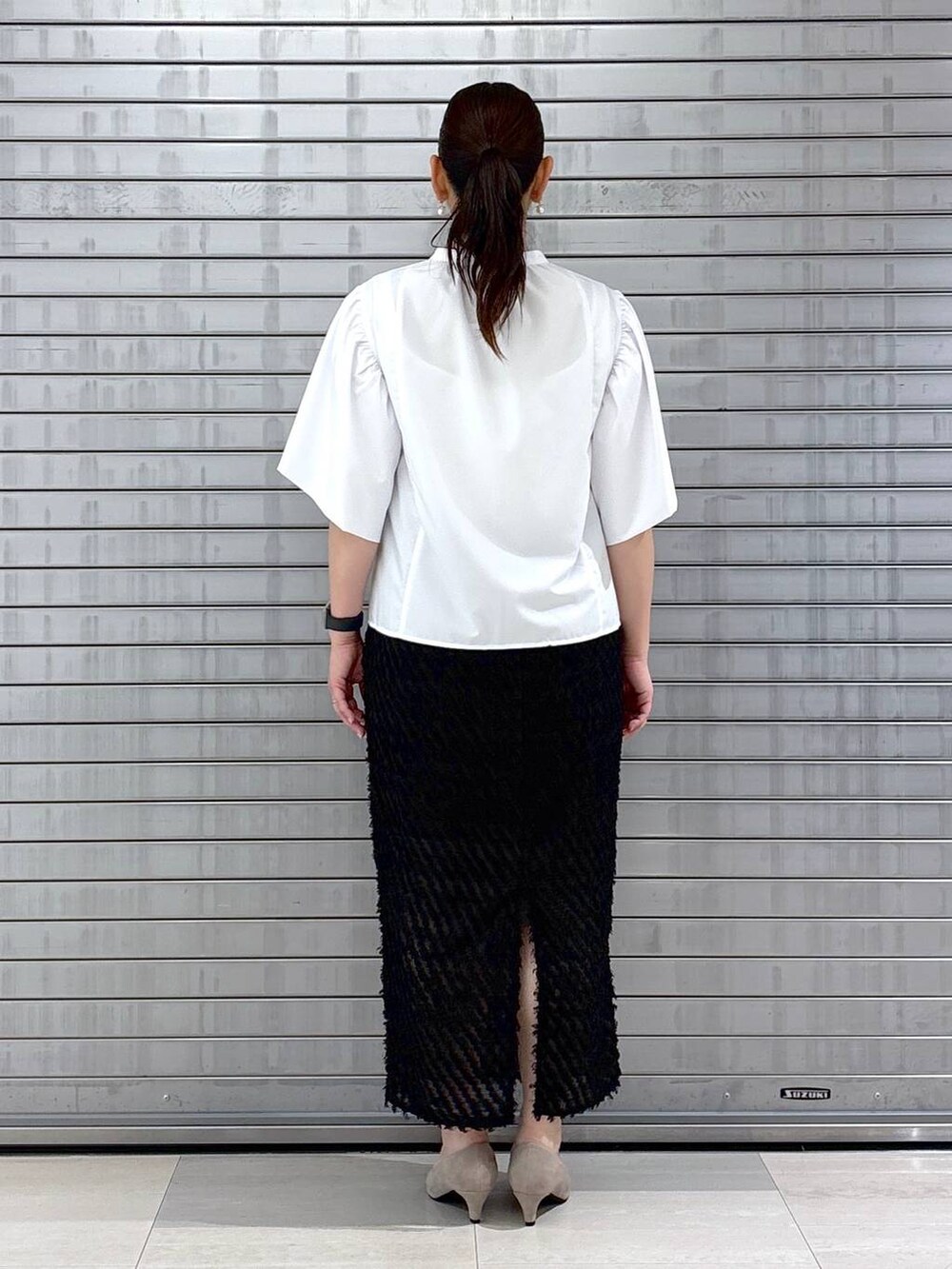 ベージュ系のパンプス、ベージュ系のハンドバッグを着用したレディースの春コーディネートの4枚目の写真