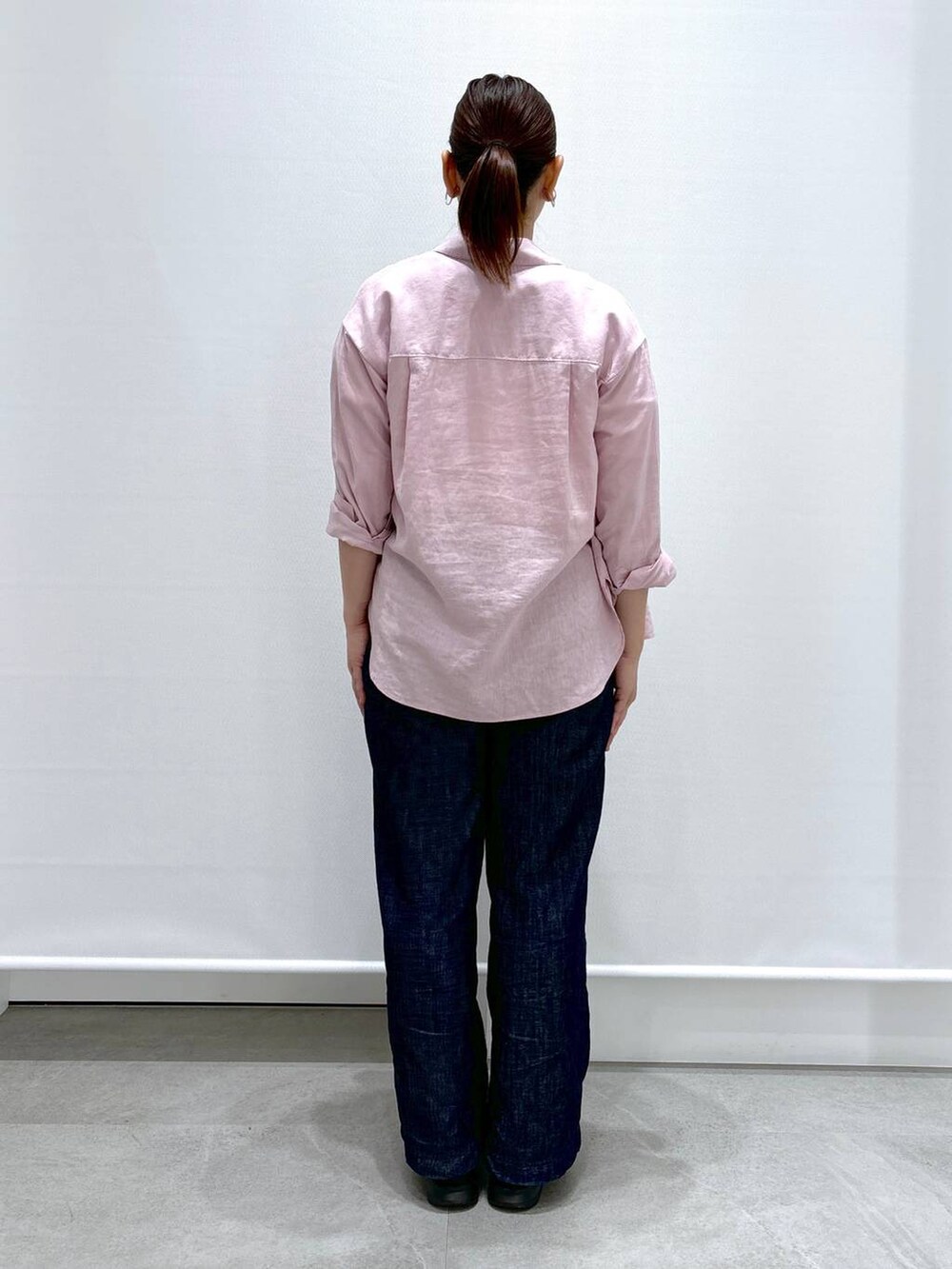 「おでかけ、デニムパンツ、ワイドパンツ、サンダル、ショルダーバッグ、体型カバー、Tシャツ、パンツ、接触冷感、着痩せ・細見え、ベーシック/シンプル、ママコーデ、楽ちんコーデ、夏コーデ、骨格ナチュラル」｜「Eluraのサマーワイドデニム／104297（デニムパンツ、ブルー系）」を使った、はつなさん（レディース・158cm）の春コーディネートの4枚目の写真