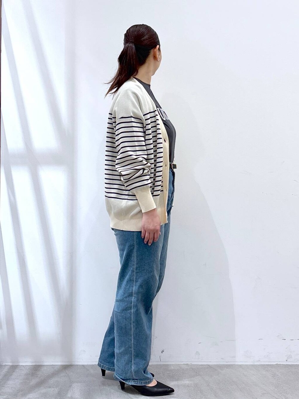 ブルー系のデニムパンツ、ブルー系のカーディガン/ボレロ、グレー系のTシャツ/カットソーを着用したレディースの春コーディネートの5枚目の写真