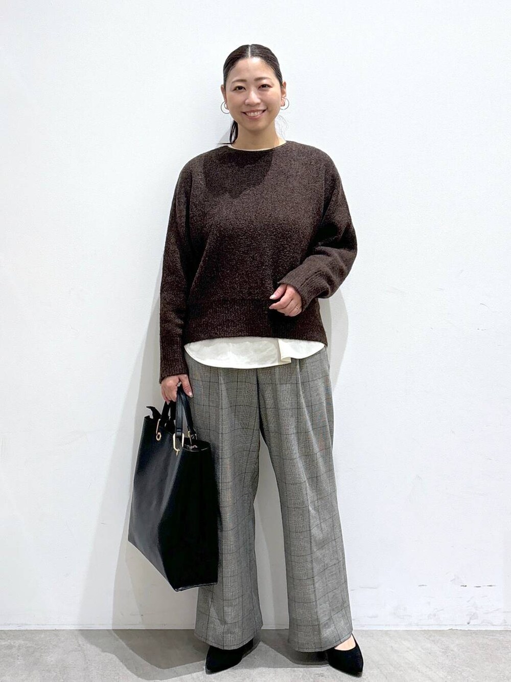 ホワイト系のシャツ/ブラウス、ブラック系のトートバッグ、ブラック系のその他パンツを着用したレディースの冬コーディネートの2枚目の写真