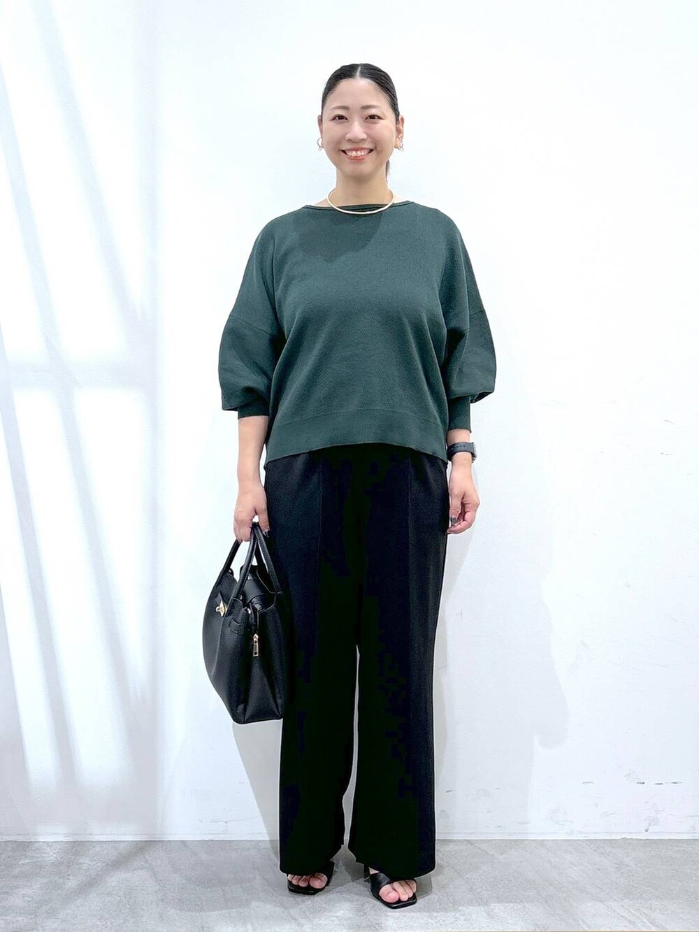 ブラック系のその他パンツ、ブラック系のその他パンツ、ブラック系のハンドバッグを着用したレディースの秋コーディネートの2枚目の写真