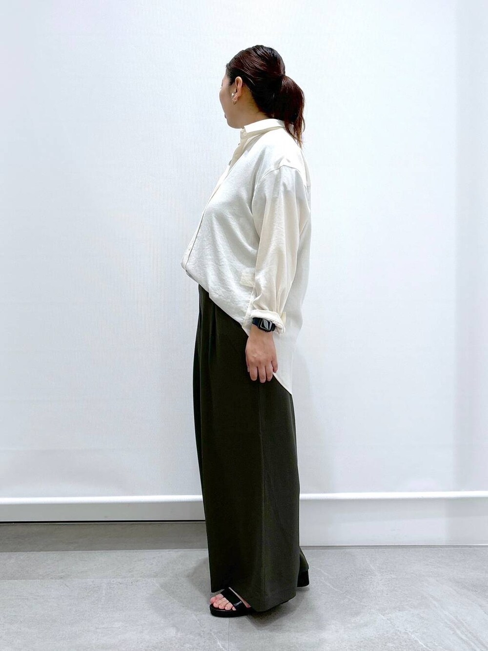 ホワイト系のシャツ/ブラウス、グリーン系のその他パンツ、グリーン系のその他パンツを着用したレディースの夏コーディネートの2枚目の写真