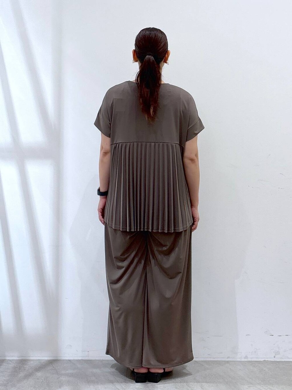 ブラック系のハンドバッグ、グリーン系のその他パンツ、グリーン系のTシャツ/カットソーを着用したレディースの夏コーディネートの4枚目の写真