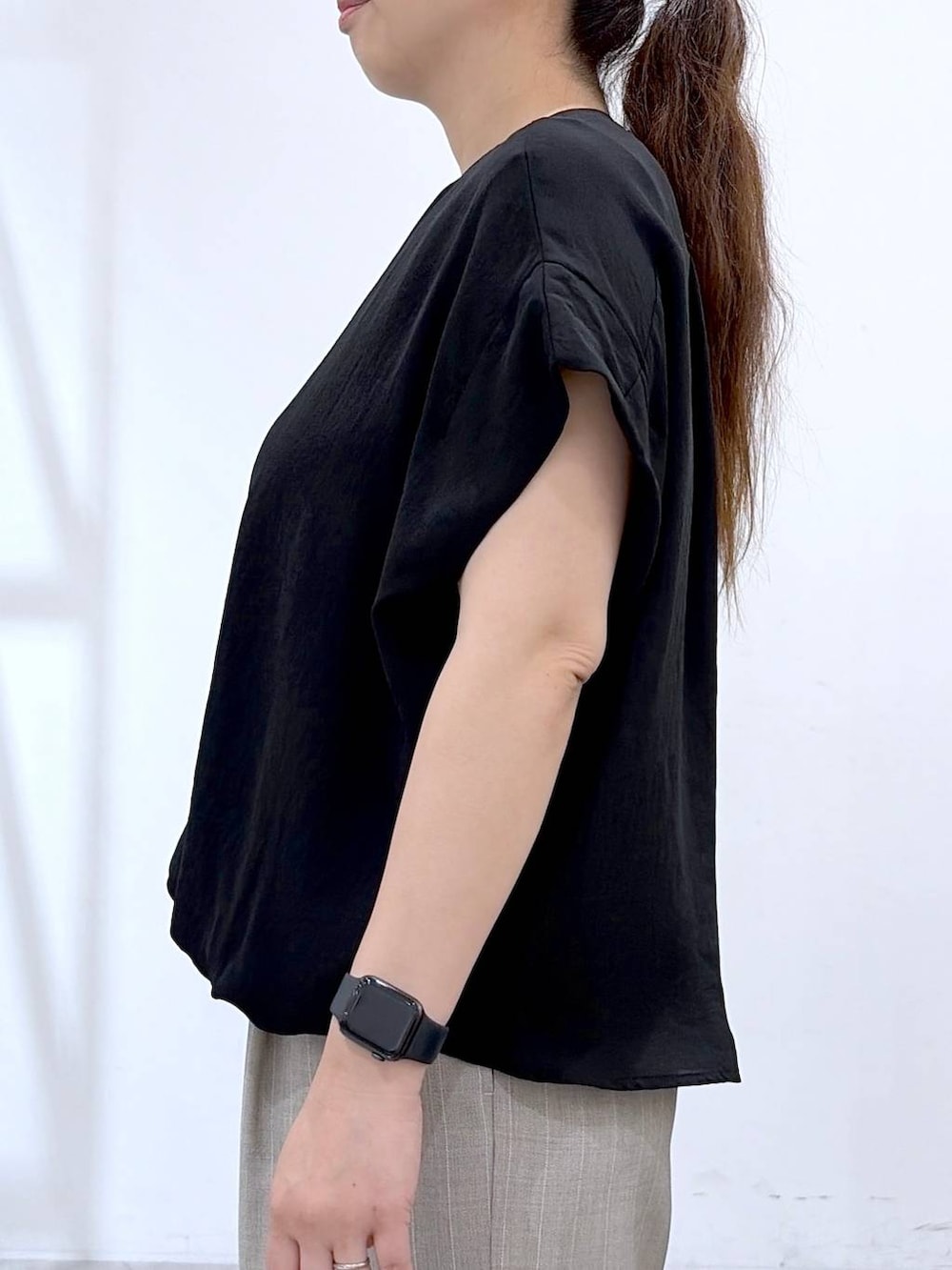 ブラック系のTシャツ/カットソー、ブラック系のサンダル、ブラック系のかごバッグを着用したレディースの夏コーディネートの7枚目の写真