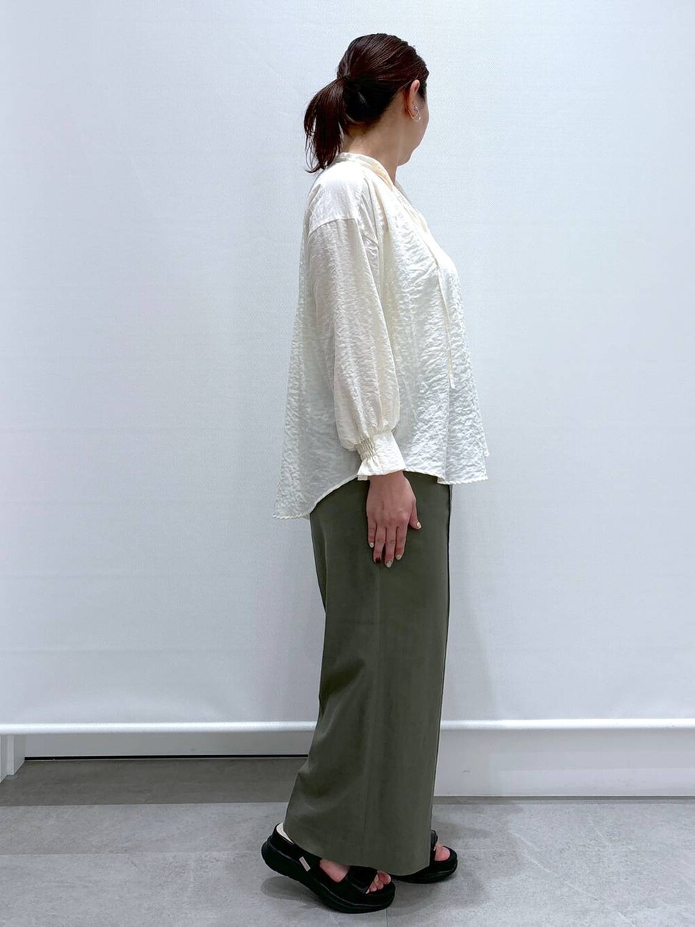 グリーン系のその他パンツ、グリーン系のその他パンツ、ブラック系のハンドバッグを着用したレディースの春コーディネートの6枚目の写真