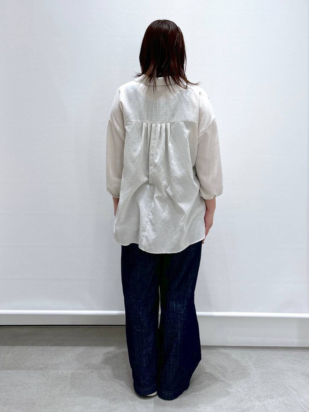 ブルー系のデニムパンツ、ホワイト系のTシャツ/カットソー、ブラック系のボディバッグ/ウエストポーチを着用したレディースの春コーディネートの4枚目の写真