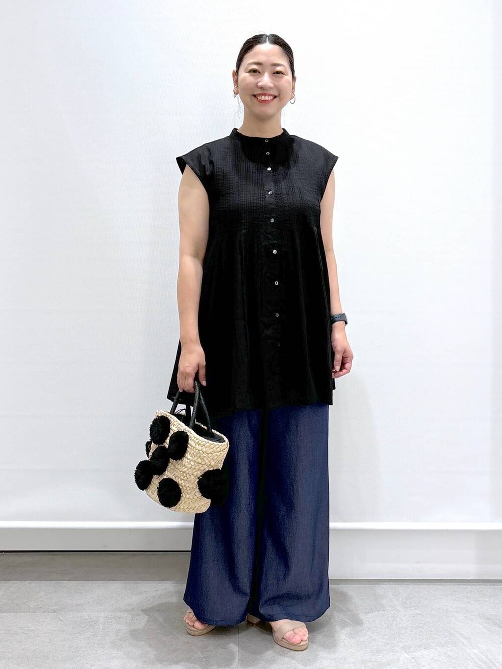 ブラック系のシャツ/ブラウス、ベージュ系のサンダルを着用したレディースの夏コーディネートの2枚目の写真