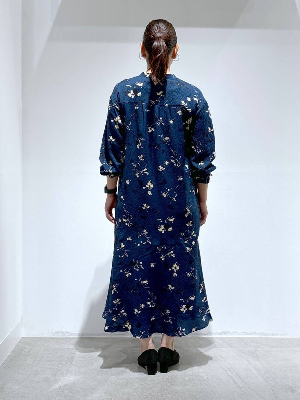 ブラック系のハンドバッグ、ブラック系のパンプスを着用したレディースの秋コーディネートの4枚目の写真