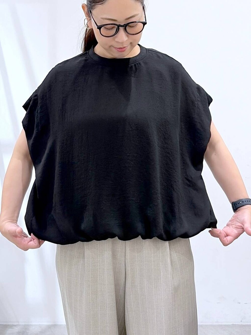 ブラック系のTシャツ/カットソー、ブラック系のサンダル、ブラック系のかごバッグを着用したレディースの夏コーディネートの9枚目の写真