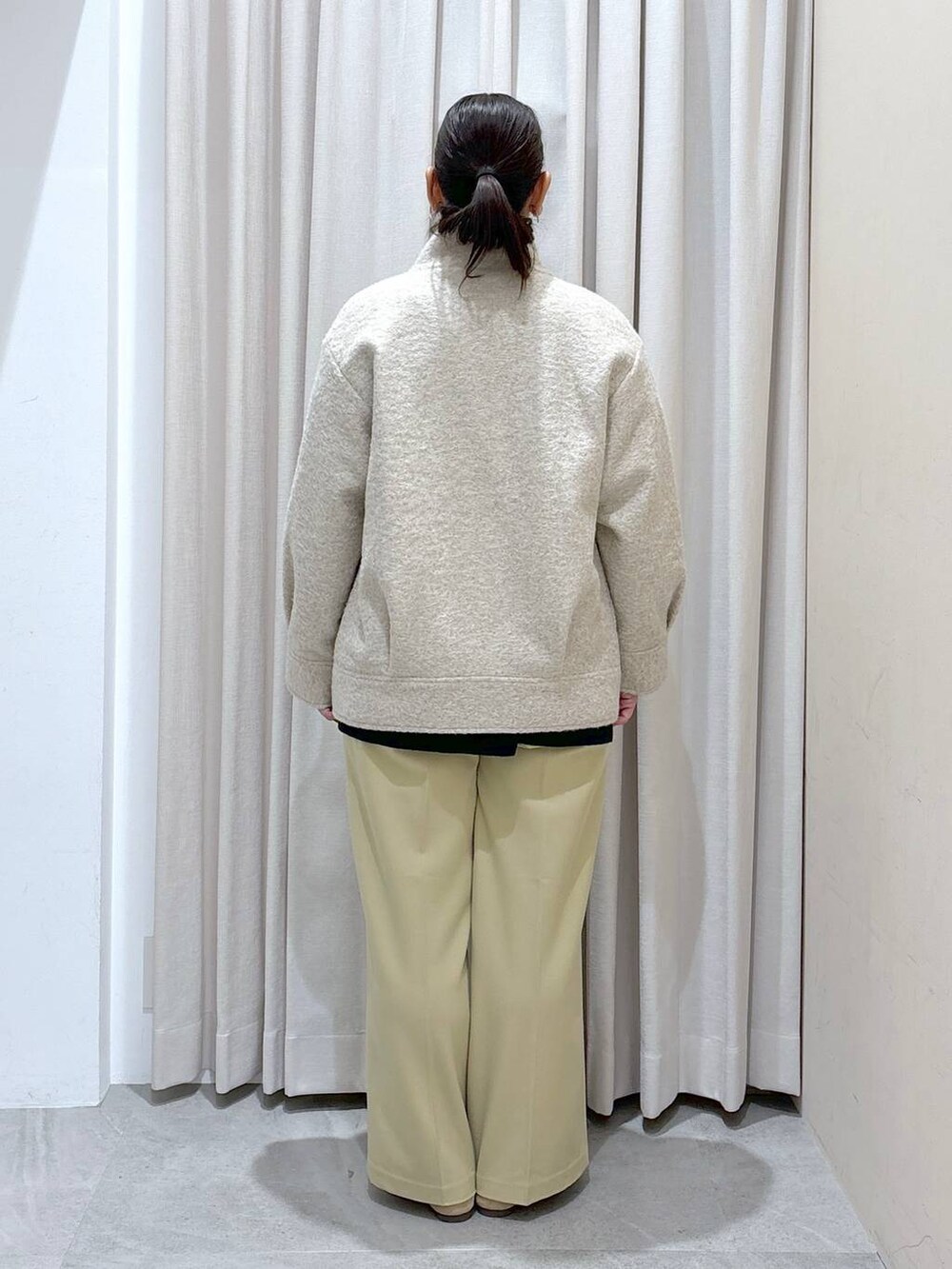 イエロー系のその他パンツ、イエロー系のその他パンツ、ベージュ系のパンプスを着用したレディースの秋コーディネートの4枚目の写真